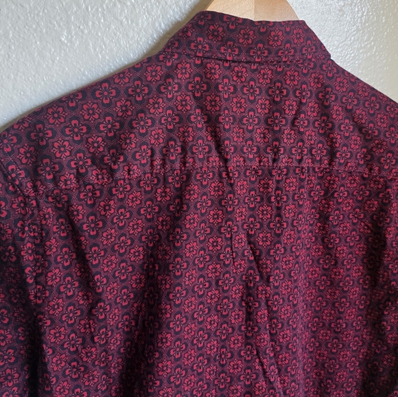 Consequences Red Floral Geometric Print Button Down Shirt Men’s Size Medium - Picture 5 of 6